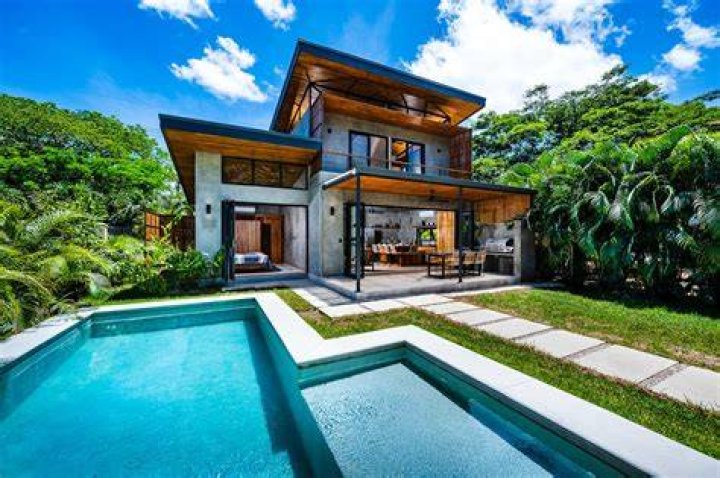 Can a Canadian buy a house in Costa Rica?