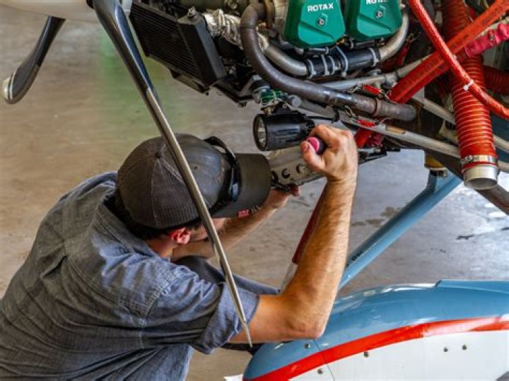 Do airplane mechanics make a lot of money?