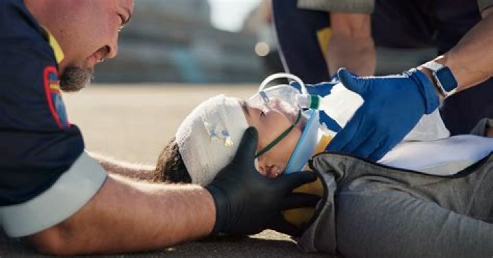 Do paramedics or LPNs make more?