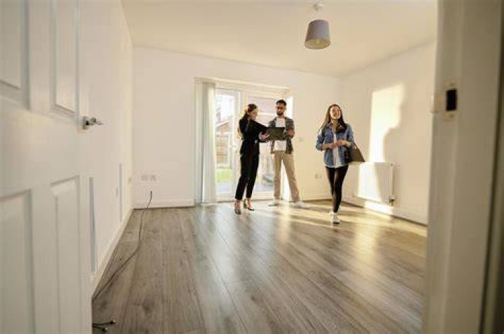 Do real estate agents split with broker?