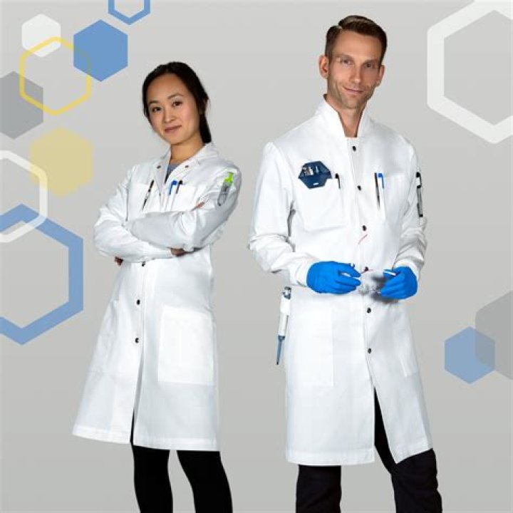 Do surgical techs wear lab coats?