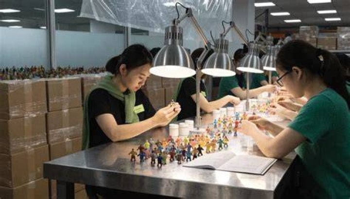 How are figurines made?