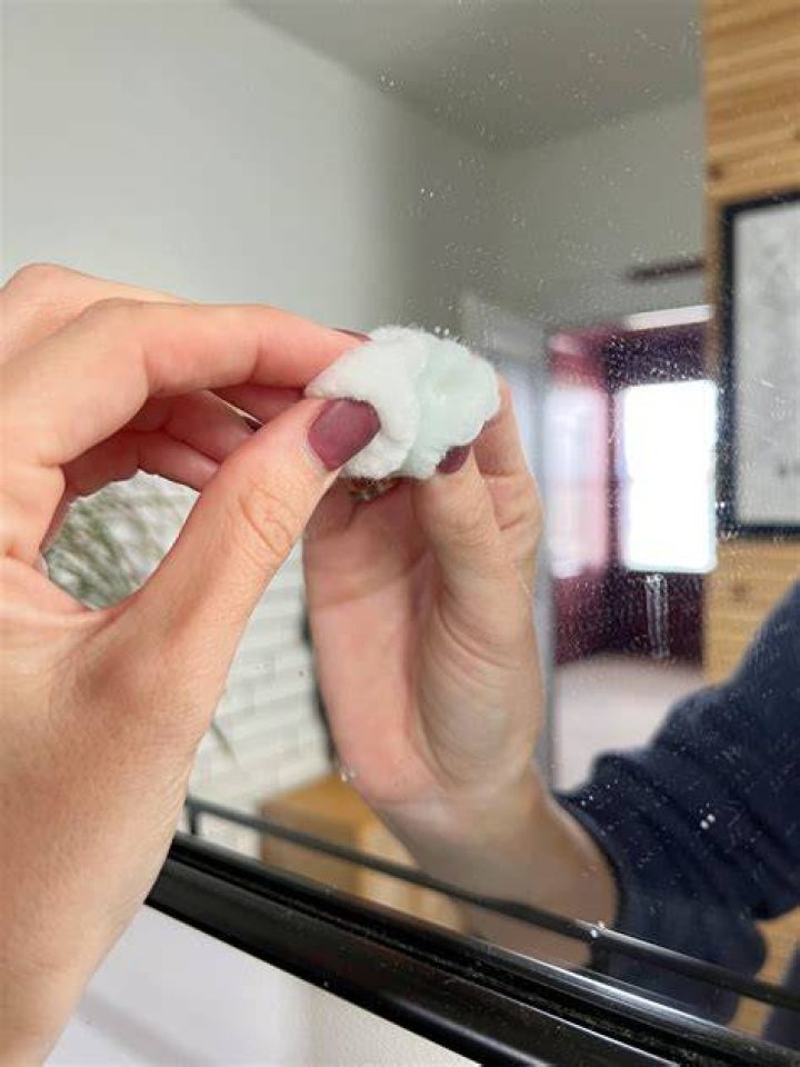How do you clean a mirror without streaks?