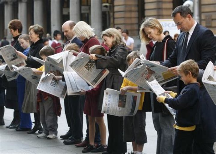 How many people read newspaper in the world?