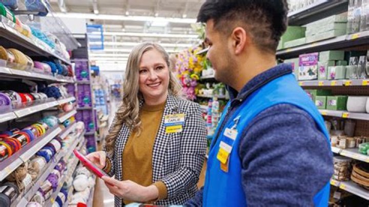 How much do cell phone store managers make?