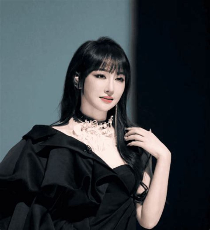 How much do Chinese singers make?