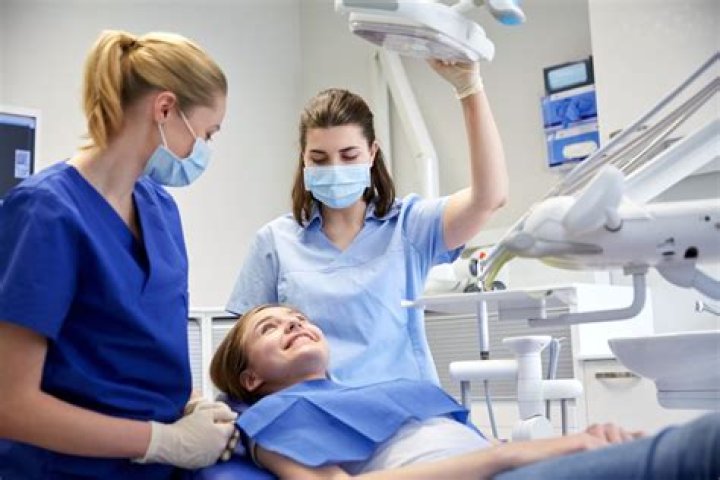 How much do dentist assistants make UK?