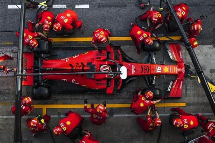 How much do F1 pit crew get paid?