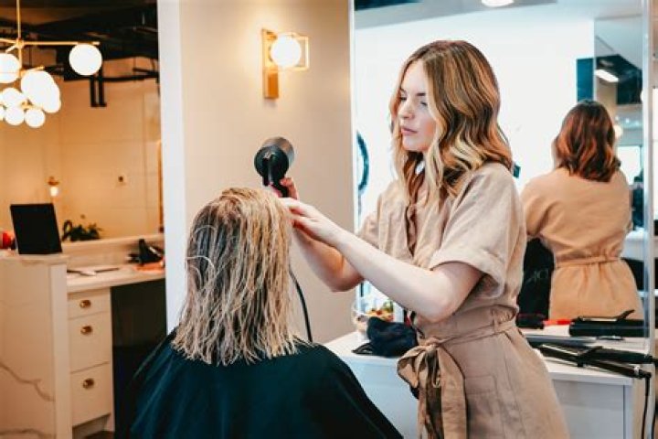 How much do hairdressers get paid UK?