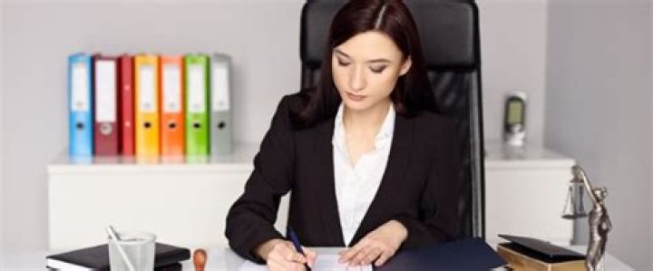 How much do legal secretaries make in a year?
