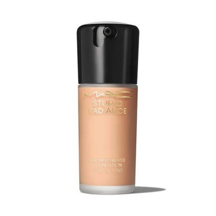 How much do they pay at MAC cosmetics?