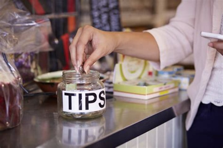 How much do you tip a waiter?