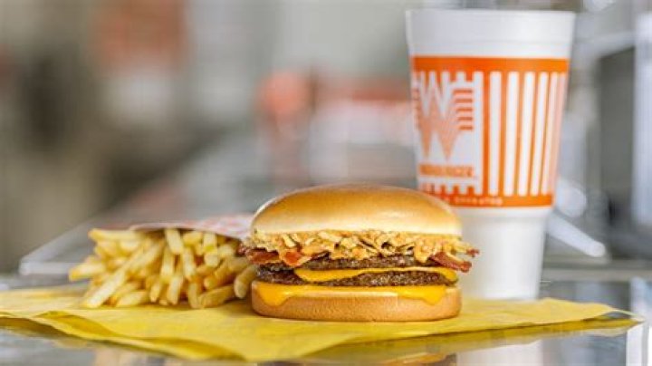 How much does a general manager make at Whataburger?