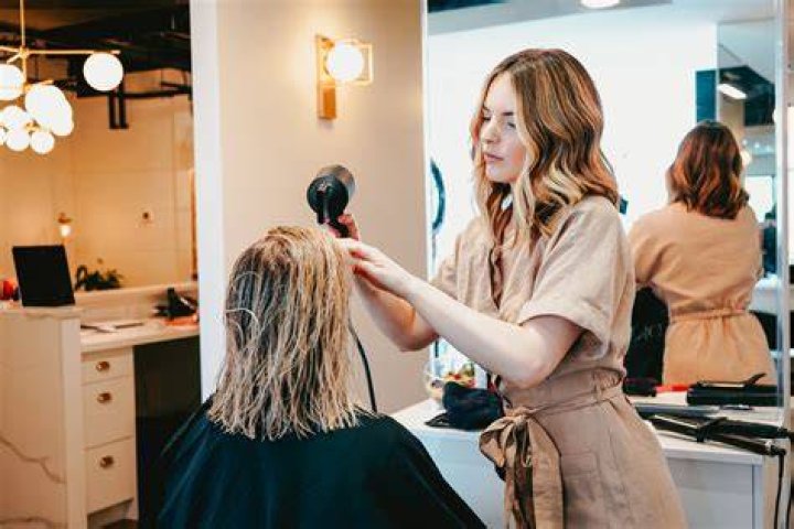 How much does a hairdresser make in the US?