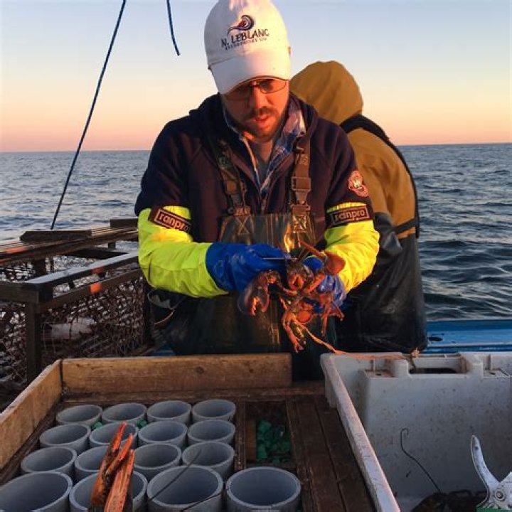How much does a lobster fisherman make in Nova Scotia?
