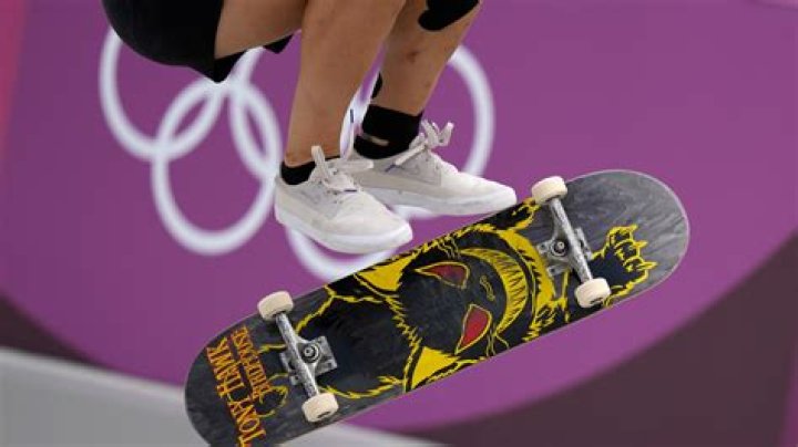 How much does a pro skateboarder make a year?