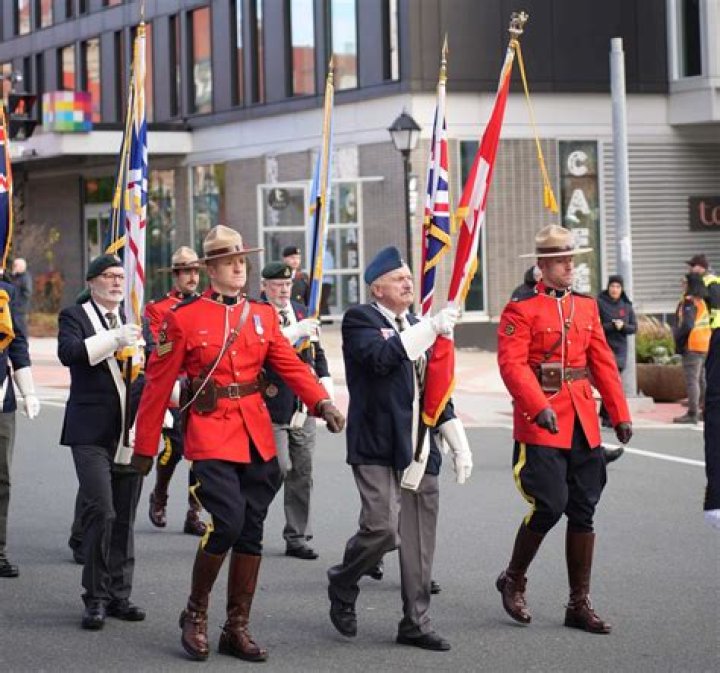 How much does a RCMP staff sergeant make?