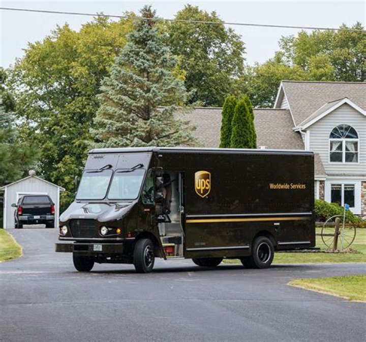 How much does a UPS boss make?