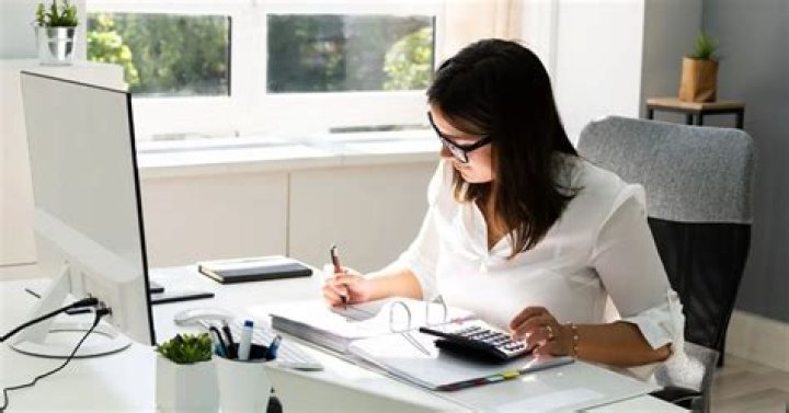 How much does an accounting assistant make a year?