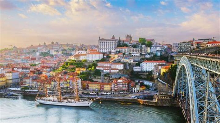 How much does Oporto pay per hour?