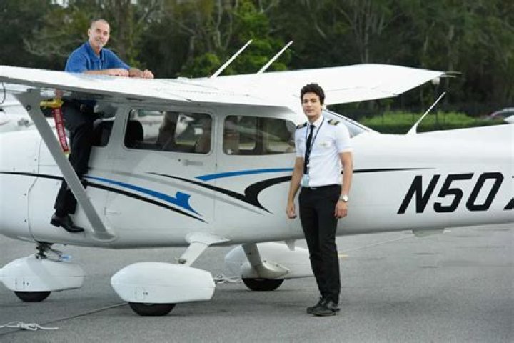 How much money do Canadian fighter pilots make?
