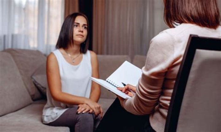 How much money do therapists make in the UK?