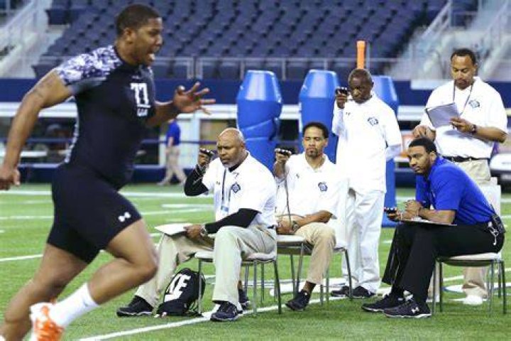 How much money does a football scout make?