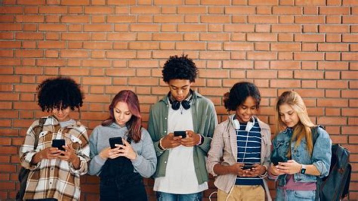 Should teenagers read the news?