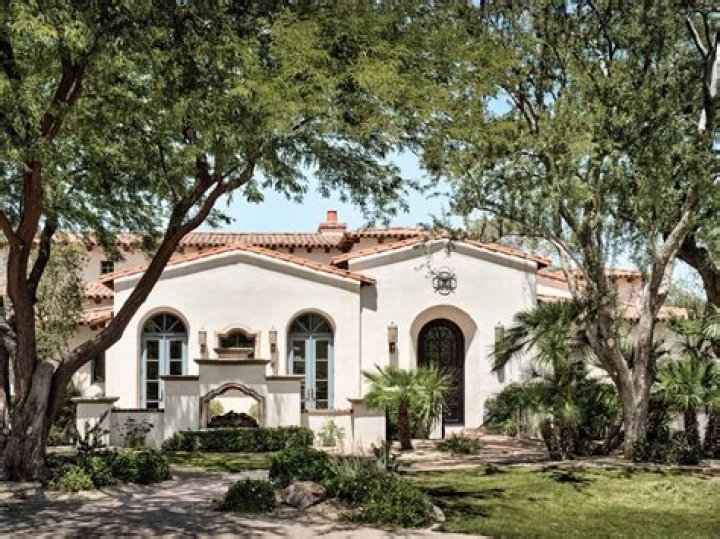 What are large Spanish estate called?