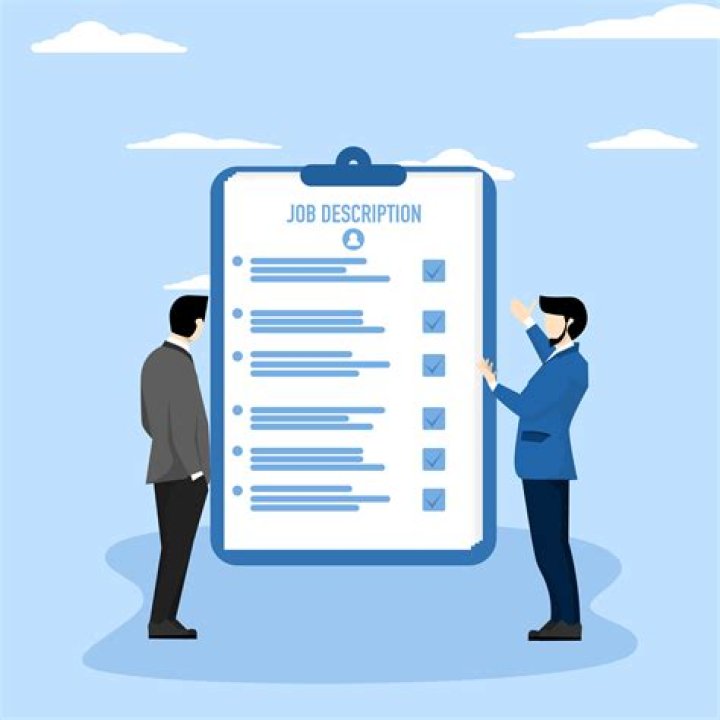What are the duties and responsibilities of a circulation manager?