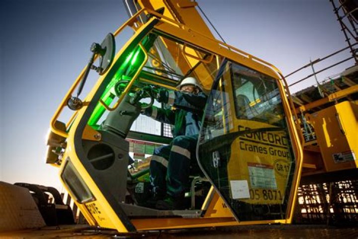 What are the duties of a crane operator?