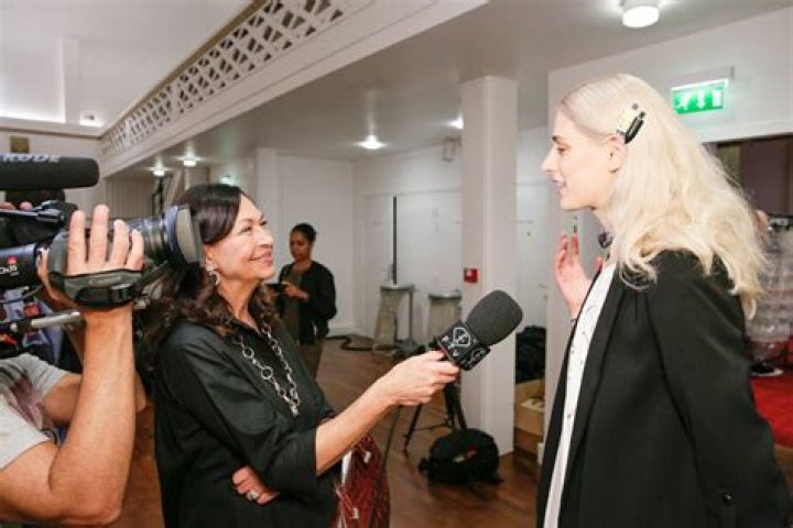 What does a fashion journalist do?