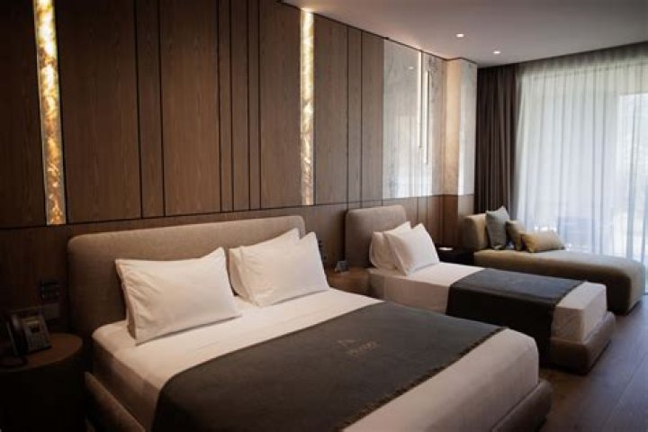 What is a standard room in a hotel?