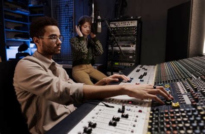 What is the income of a sound engineer?