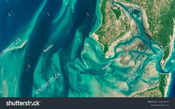 What kind of climate does Mozambique have?