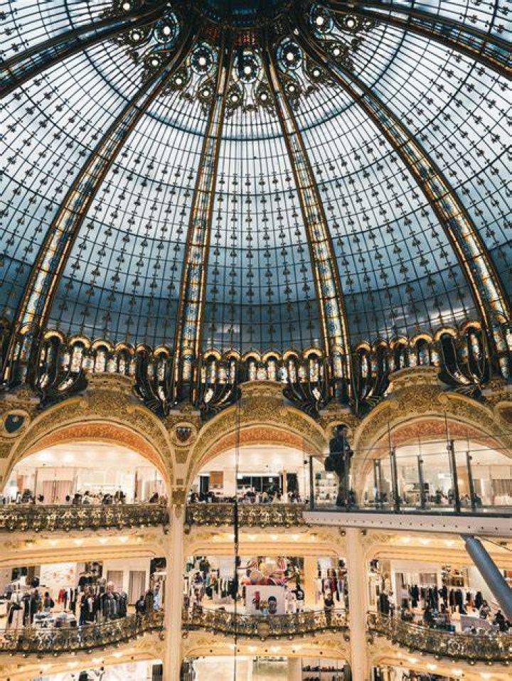 Where do wealthy Parisians live?