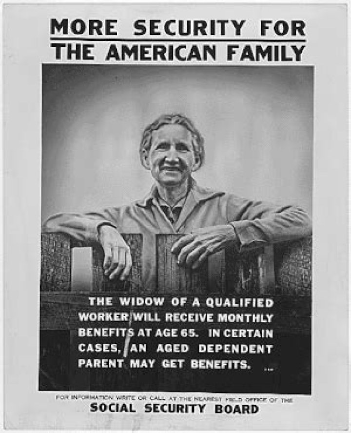 Who did the Social Security Act of 1935 benefit?