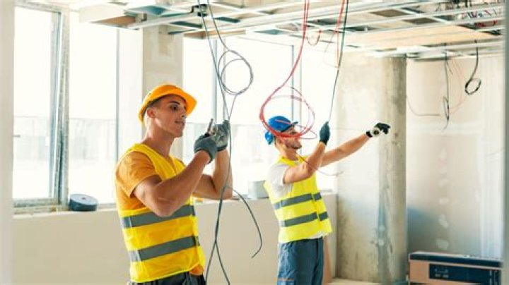 Who makes more electricians or HVAC?