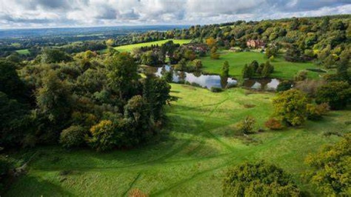 Who owns Chartwell estate in England?